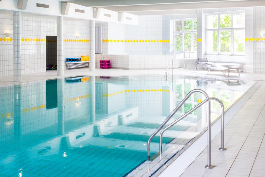 Schwimmbecken mit blauem Wasser und Leiter