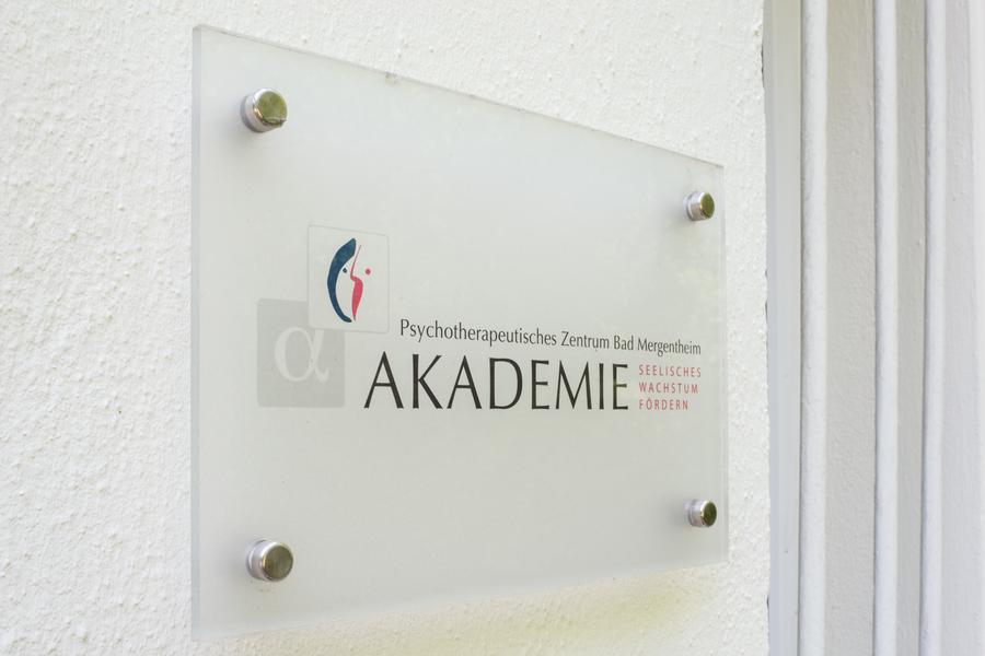 Türschild aus Glas mit der Aufschrift "Akademie"