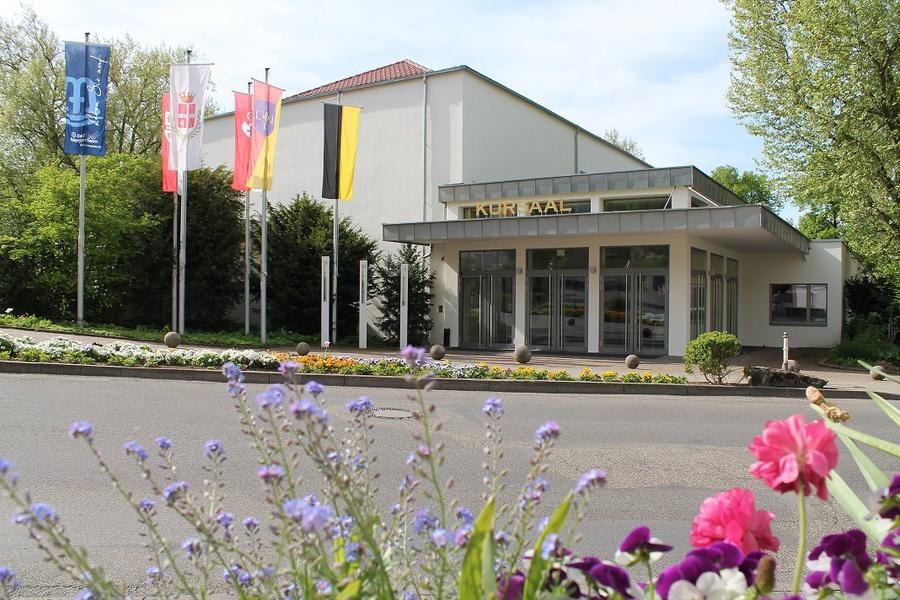 Kursaal von außen mit Blick auf den Eingang und Flaggen neben dem Gebäude