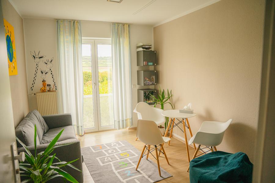 Helles Zimmer Tisch, Sofa und Pflanzen