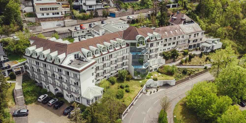 Drohnenaufnahme von der Kitzberg-Privatklinik mit Straße und Parkplätzen