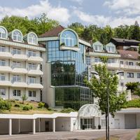 Frontalaufnahme der Kitzberg-Privatklinik mit Blick auf den Haupteingang und Garagen links