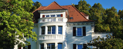 Gebäude der Akademie der Kitzberg-Kliniken von aussen